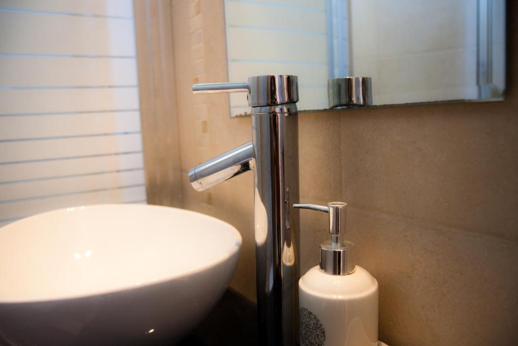 Neve Tzedek Original Style Apartments Тель-Авив Номер фото